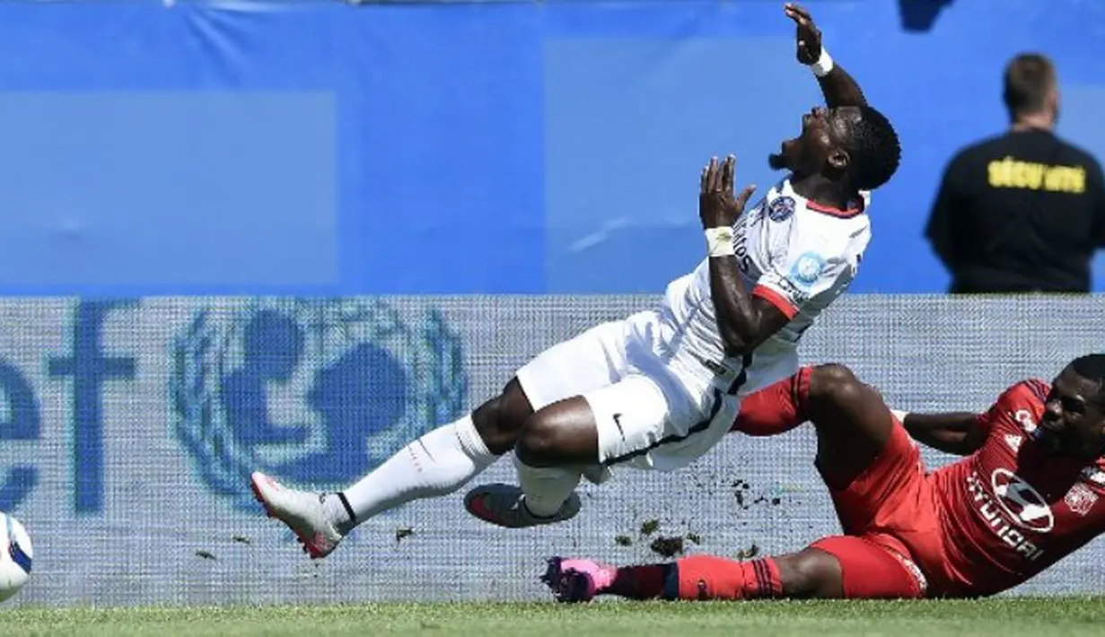 Pemain PSG, Serge Aurier (kiri), dijatuhkan pemain Lyon, Henri Bedimo, dalam final Piala Super Prancis 2015 di Stadion Stade Saputo, Montreal, Minggu (2/8/2015) dini hari WIB. (AFP Photo/Franck Fife)
