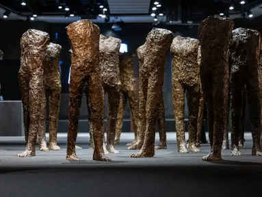 'Caminando' - sekelompok patung perunggu - yang menjadi pusat perhatian dalam pameran Magdalena Abakanowicz terlihat di rumah lelang Desa Unicum di Warsawa, Polandia, pada tanggal 21 November 2023. (Wojtek Radwanski / AFP)