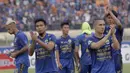 Pemain Persib, Kim Kurniawan dan rekan-rekannya, menyapa suporter usai melawan Bali United pada laga Liga 1 Indonesia di Stadion Si Jalak Harupat, Bandung, Kamis, (21/9/2017). Kedua klub bermain imbang 0-0. (Bola.com/M Iqbal Ichsan)