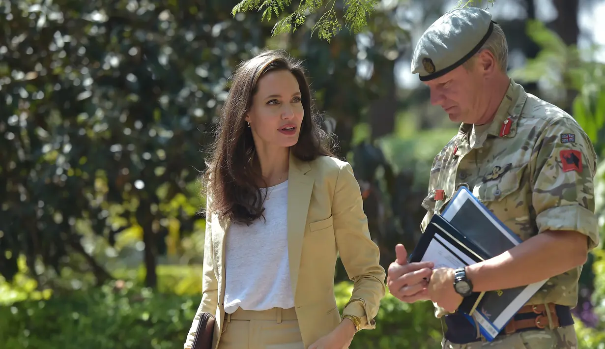 Utusan Khusus UNHCR Angelina Jolie berbicara dengan Komandan Tim Dukungan Perdamaian Inggris Afrika Timur (BPST-EA), Kolonel Richard Leakey saat tiba di Pusat Pelatihan Dukungan Perdamaian Internasional di Nairobi, Kenya, (20/6). (AFP Photo/Simon Maina)