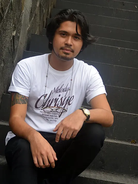 "Cuma membawakan lagu dari seorang Chrisye ada beban tersendiri. Gue merasa takut ga bisa semaksimal itu. Gue terbiasa bawain yang gue tulis sendiri. Ini lagu legenda. Berusaha ga ilangin esensinya," ujarnya. (Deki Prayoga/Bintang.com)