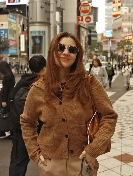 Aaliyah tampil serba coklat mengenakan atasan knit dipadukan inner coklat lebih tua dan celana panjang warna senada. Ia membawa tas Miu Miu warna coklat. Dilengkapi dengan kacamata hitamnya.[@aaliyah.massaid]