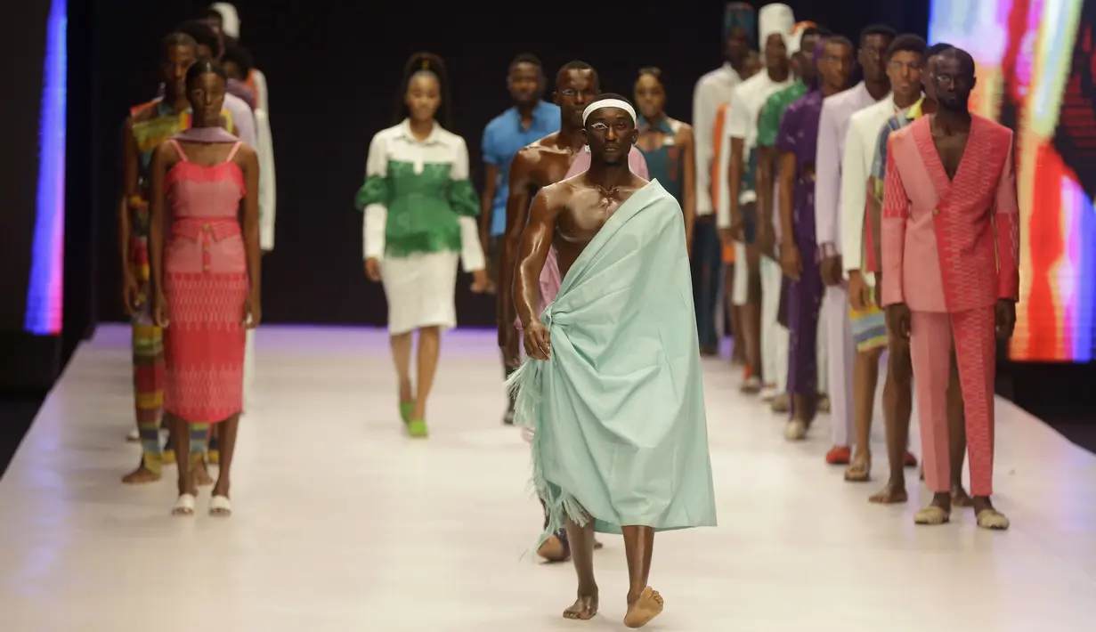 Sejumlah model berjalan di catwalk mengenakan busana rancangan Emmy Kasbit selama Heineken Fashion and Design Week di Lagos, Nigeria (26/10/2019). Lagos Fashion Week (LFWNG) adalah acara mode multi-hari tahunan yang didirikan pada 2011 oleh Omoyemi Akerele. (AP Photo/Sunday Alamba)
