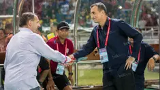 Perseteruan Dejan Antonic, dengan pelatih Arema Cronus, Milomir Seslija, seakan mereda ketika arsitek Persib itu menghampiri sang rival saat final Torabika Bhayangkara Cup 2016 di SUGBK, Jakarta, Minggu (3/4/2016). (Bola.com/Vitalis Yogi Trisna)