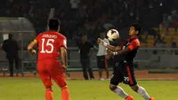 Kapten tim Pelita Bandung Raya, Bambang Pamungkas (kanan), mencoba mengontrol bola saat berlaga kontra Persija Jakarta di Stadion GBK, (14/8/2014). (Liputan6.com/Helmi Fithriansyah) 