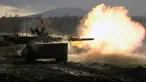 Tank Angkatan Darat Bela Diri Jepang Tipe 90 menembakkan senjatanya ke sasaran saat latihan tahunan di Minami Eniwa Camp, Eniwa, Pulau Hokkaido, Jepang, 6 Desember 2021. Negara dengan kekuatan militer tidak terlalu disorot dunia ini justru terus membangun kekuatan militer. (AP Photo/Eugene Hoshiko)