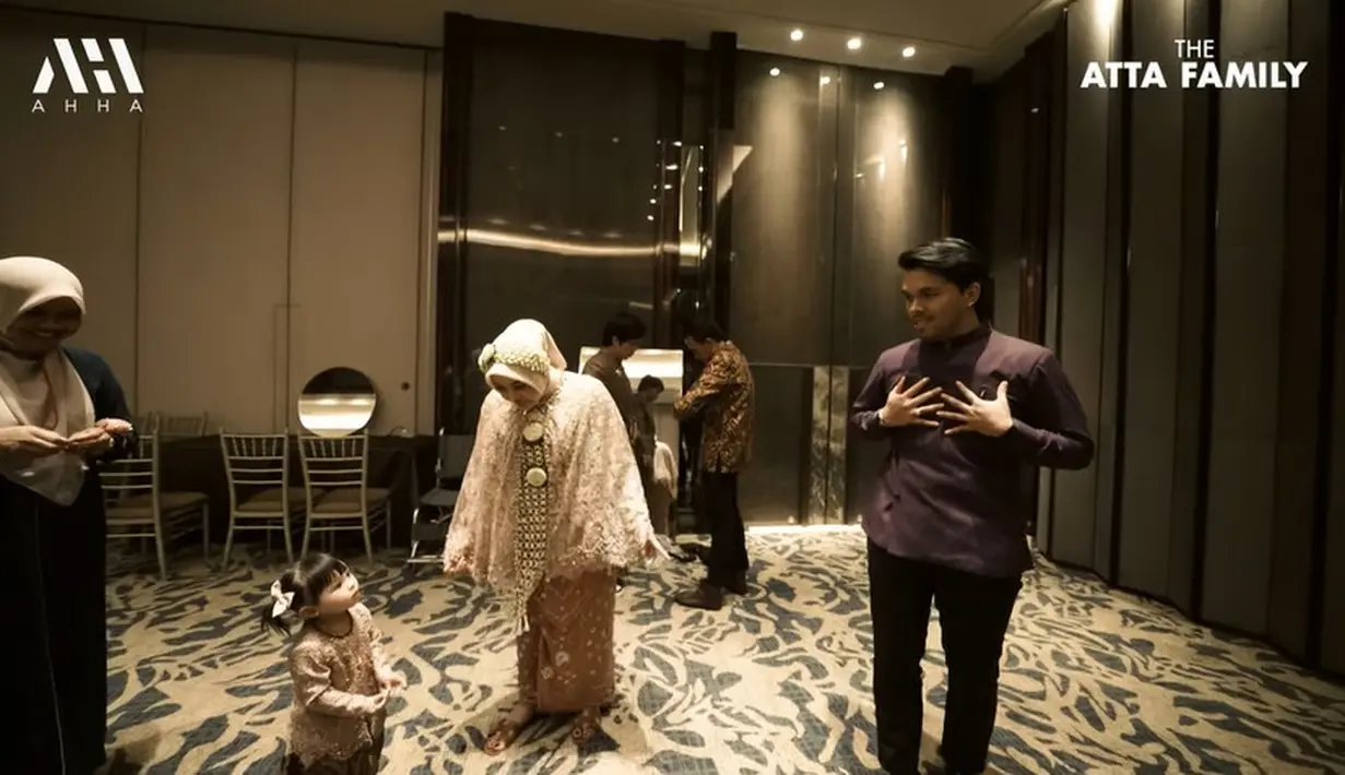 Sama seperti sang bunda, Baby Ameena tampak mengenakan kebaya dalam acara mitoni tersebut. [Youtube/AH]