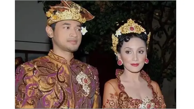 6 Artis Ini Gelar Pernikahan Pakai Adat Bali, Ada Laura Theux dan Indra Brotolaras
