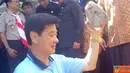 Citizen6, Ponorogo: Ridwan S Hardjono melakukan peletakan batu pertama pembangunan balai pengobatan. (Pengirim: Aprilia)