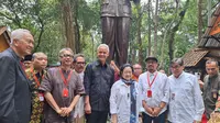 Ketua Dewan Pengarah BPIP Megawati Soekarnoputri bersama Gubernur Jawa Tengah Ganjar Pranowo dan sejumlah budayawan foto bersama usai meresmikan patung Bung Karno di Omah Petroek, Yogyakarta. (Liputan6.com/Lizsa Egeham)