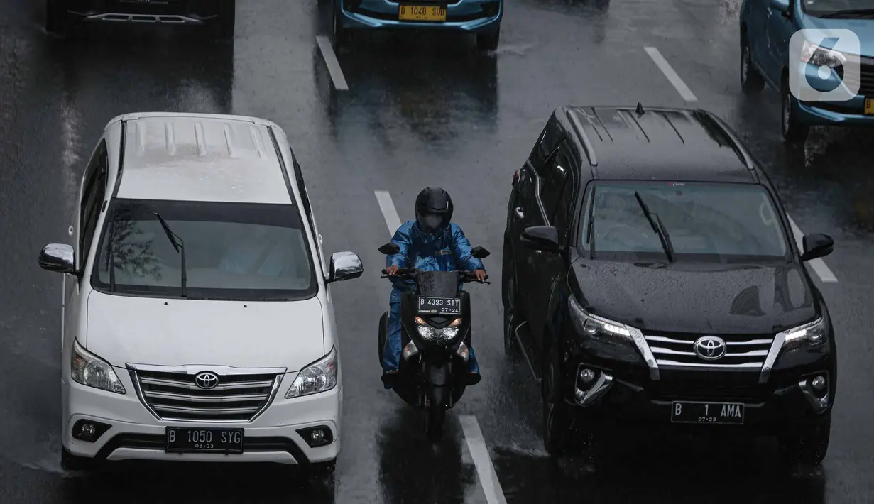 Sejumlah kendaraan melintas saat hujan di Bundaran HI, Jakarta, Jumat (18/2/2022). BMKG mengungkapkan potensi curah hujan meningkat dan cuaca ekstrem sepanjang 17-23 Februari 2022. Sejumlah wilayah diminta waspada dampak yang terjadi dari cuaca buruk. (Liputan6.com/Faizal Fanani)
