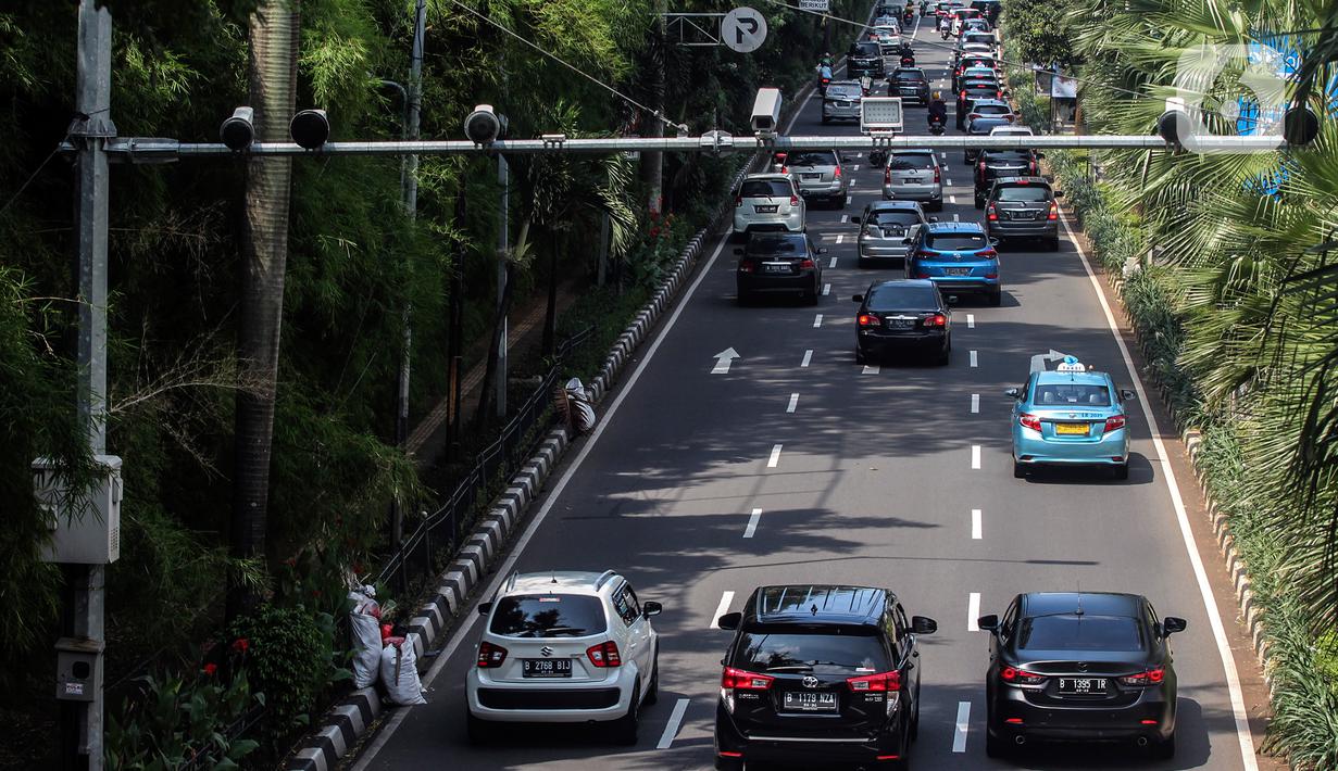 Kamera tilang elektronik mobile atau ETLE (Electronic Traffic Law Enforcement) terpasang di Jalan Asia Afrika, Jakarta, Rabu (29/12/2021). Korlantas Polri akan menerapkan ETLE mobile sepanjang liburan Natal dan Tahun Baru 2021 untuk mengurangi kecelakaan lalu lintas. (Liputan6.com/Johan Tallo)