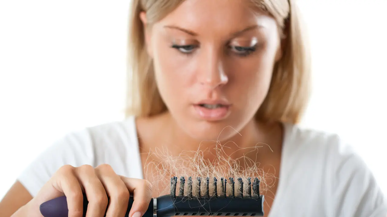 Kenapa Rambut Rontok Berlebih Meski Masih Remaja? (InezBazdar/Shutterstock)