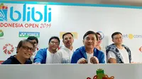 Kahitna setelah tampil menjelang final Indonesia Open 2019 di Istora Senayan, Jakarta, Minggu (21/7/2019). (Bola.com/Yus Mei Sawitri)