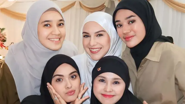 Irish Bella saat Tasyakuran Rumah Baru bersama suami. [@_irishbella_]