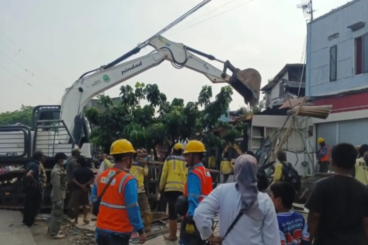 Petugas dari jajaran Satpol PP saat melakukan penertiban terhadap bangunan liar di Jalan Terusan Pasirkoja, Kota Bandung, Rabu 17 Juni 2026.