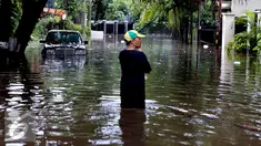 Sebuah mobil terendam banjir di kawasan di Hang Lekiu, Kebayoran Baru, Jakarta, Jumat (11/11). Hujan deras disertai angin yang mengguyur wilayah Jakarta, mengakibatkan daerah ini banjir. (Liputan6.com/Johan Tallo)