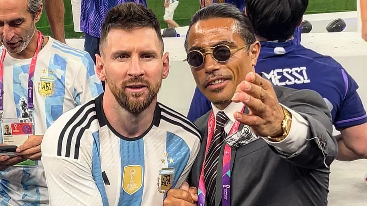 Salt Bae Banjir Kecaman usai Pegang dan Cium Trofi Piala Dunia di Selebrasi Argentina
