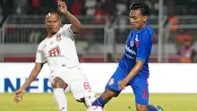 Gelandang Arema, Arkhan Fikri berduel dengan gelandang Malut United, Manahati Lestusen. (Bola.com/Iwan Setiawan)
