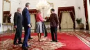 Presiden Jokowi (kanan) berjabat tangan dengan Putri Astrid dari Kerajaan Belgia di Istana Merdeka, Jakarta, Selasa (15/3). Setelah penyambutan, Jokowi langsung melakukan pertemuan tertutup dengan Putri Belgia. (Liputan6.com/Faizal Fanani)
