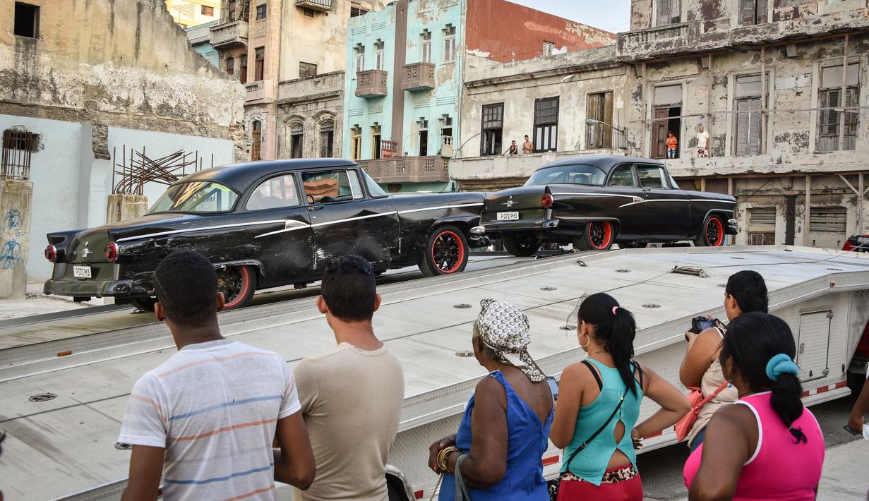 Sejumlah warga melihat langsung pembuatan film Fast and Furious 8 di Havana, Kuba (28/4). Fast and Furious 8 menjadi film Hollywood pertama yang melakukan syuting di Kuba sejak embargo pada tahun 1960. (AFP PHOTO/ADALBERTO ROQUE)