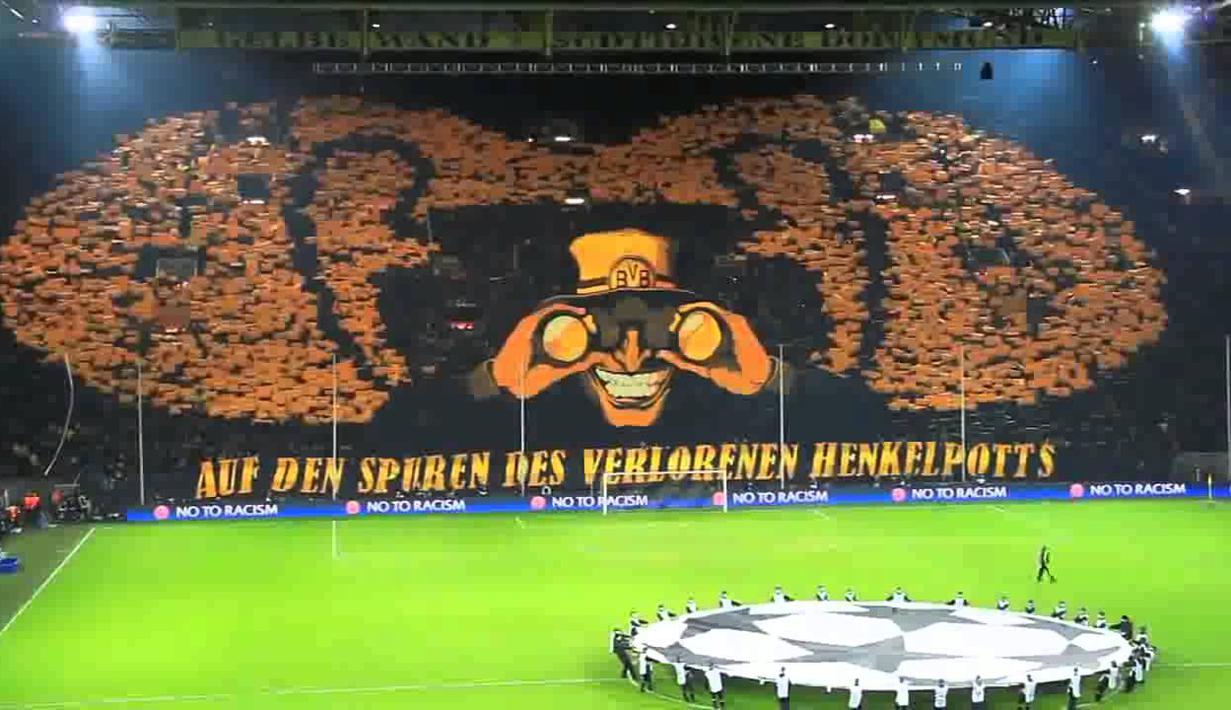 Fans Dortmund melakukan aksi-aksi koreografi di Stadion Signal Iduna Park untuk menyemangati tim idolanya bermain.