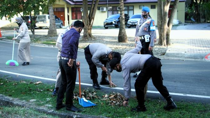 Personel Polda Aceh kena sangsi bersih-bersih setelah kedapatan tidak pakai masker (Ist)