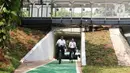 Gubernur DKI Jakarta Anies Baswedan bersepeda di jalur sepeda saat soft launching fasilitas pejalan kaki dan pesepeda pada proyek pembangunan dan penataan kawasan Semanggi di Taman Semanggi, Jakarta, Rabu (12/10/2022). Gubernur DKI Jakarta Anies Baswedan menyatakan pembangunan fasilitas pejalan kaki dan jalur sepeda itu bertujuan untuk memberikan ruang interaksi dan oase baru bagi warga Ibu Kota dan sekitarnya.  (Liputan6.com/Herman Zakharia)
