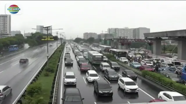 Pelaksanaan uji coba ganjil-genap tol dimajukan, arus lalu lintas di tiga lokasi macet parah.