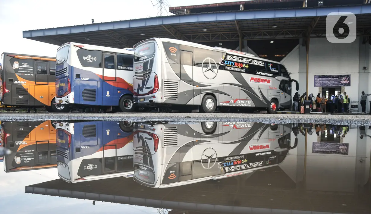 Calon penumpang menunggu jadwal keberangkatan bus antarkota antarprovinsi (AKAP) di Terminal Jatijajar, Depok, Jawa Barat, Minggu (16/4/2023). (merdeka.com/Iqbal S Nugroho)