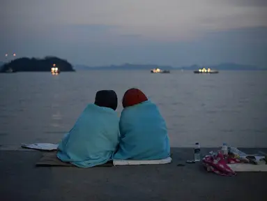 [FOTO] Keluarga Korban Ferry Sewol Menanti di Tepi Pantai