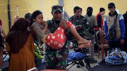 Ratusan siswa di Bandung, Jawa Barat, pada Selasa 23 September 2025, dilaporkan jatuh sakit setelah menyantap makanan dari program Makan Bergizi Gratis (MBG). (Timur Matahari/AFP)
