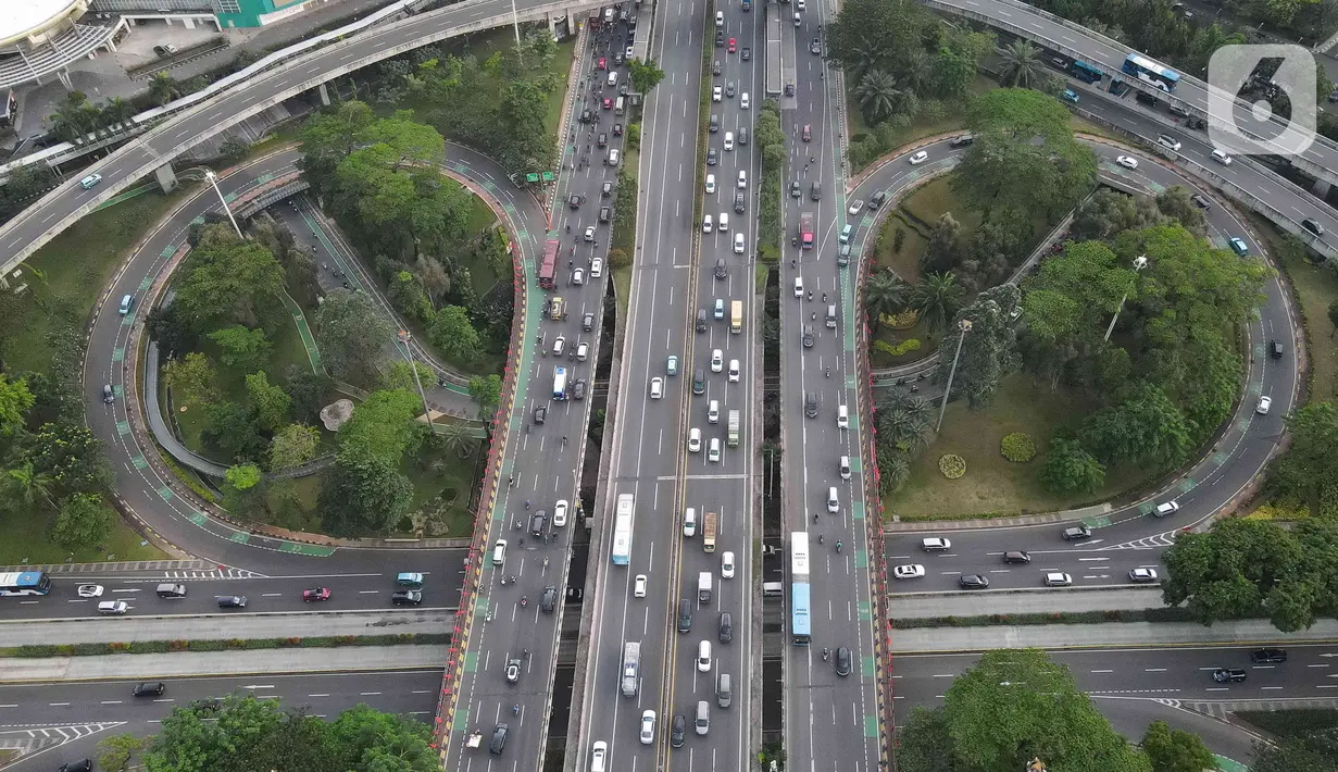 Arus lalu lintas di kawasan Semanggi, Jakarta, Senin (9/1/2023). Pemprov DKI Jakarta berencana untuk menerapkan kebijakan jalan berbayar atau 'Electronic Road Pricing' (ERP) di sejumlah ruas jalan Ibu Kota dengan usulan besaran tarif sekitar Rp5.000 hingga Rp19.000 sekali melintas. (Liputan6.com/Herman Zakharia)