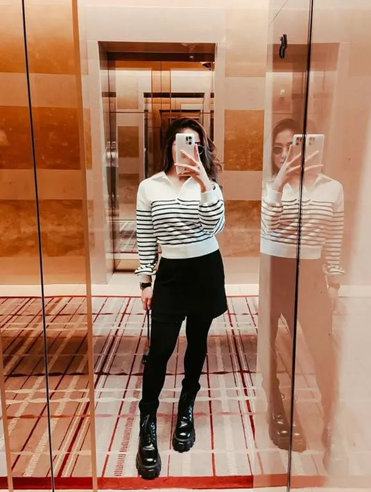 Tak heran kalau sekarang Nikita Willy akhirnya punya julukan baru dari netizen yaitu hot mama. Kali ini aktris sekaligus penyanyi itu tampak mengenakan baju motif stripe dengan rok mini dan legging berwarna hitam. (Liputan6.com/IG/@nikitawillyofficial94)