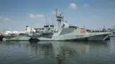 Kapal Perang Kerajaan Inggris His Majesty’s Ship (HMS) Tamar bersiap untuk berlabuh di Pelabuhan Tanjung Priok, Jakarta pada Rabu 17 Juni 2026. (BAY ISMOYO/AFP)