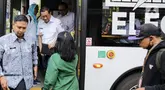Gubernur Daerah Khusus Jakarta, Pramono Anung saat turun dari bus Transjakarta di kawasan Matraman, Jakarta, Rabu (30/4/2025). (Liputan6.com/Herman Zakharia)