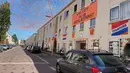 Bukan hanya umbul-umbul saja, warga juga menghiasi kawasan kediamannya dengan warna jingga, bahkan mengganti nama jalannya menjadi Jalan Jingga di Den Haag. (Foto: Bola.com/Tito Sianipar)