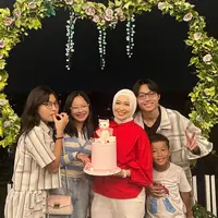 Okie Calerista Agustina Sofyan atau lebih dikenal sebagai Okie Agustina baru saja genap 41 tahun pada 25 Agustus. Dimomen ultahnya tahun ini, ia merayakan bersama empat anak tanpa suami. Berikut kejutan ultah mantan istri Pasha Ungu ini. [Instagram/okieagustina_]