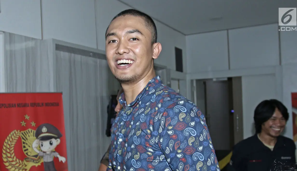 Komika Rizky Firdaus Wijaksana atau Uus memenuhi panggilan penyidik Direktorat Kriminal Khusus (Ditreskrimsus) Polda Metro Jaya, Selasa (24/10). Uus diperiksa sebagai saksi atas kasus pencemaran nama baik Nikita Mirzani. (Liputan6.com/Herman Zakharia)