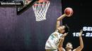 Pemain Satya Wacana Salatiga, Randy Ady Prasetya (kiri) berusaha memasukkan bola saat laga lanjutan Seri 1 IBL 2022 melawan Bali United Basketball di Hall Basket GBK, Senayan, Kamis (20/01/2022). (Bola.com/Bagaskara Lazuardi)