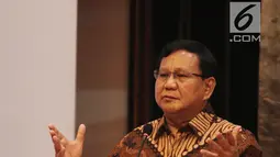 Calon presiden nomor urut 2, Prabowo Subianto memberi paparan saat bedah buku 'Paradoks Indonesia' di Jakarta, Sabtu (22/9). Sebanyak 300 jenderal mendengarkan presentasi Prabowo mengenai buku yang ditulisnya. (Liputan6.com/Herman Zakharia)