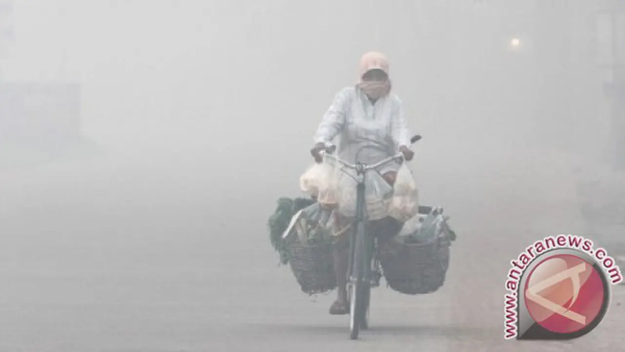 Kabut Asap Tebal Selimuti Pontianak, Pengendara Lambatkan Laju