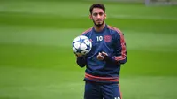 Hakan Calhanoglu Tepis Kabar Gabung ke Chelsea