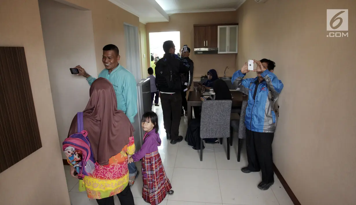 Warga melihat interior contoh unit rumah DP 0 rupiah di kawasan Klapa Village, Jakarta Timur, Senin (22/1). Dari pintu masuk, calon penghuni langsung melihat ruang tamu, yang terhubung dengan ruang makan dan dapur. (Liputan6.com/Arya Manggala)
