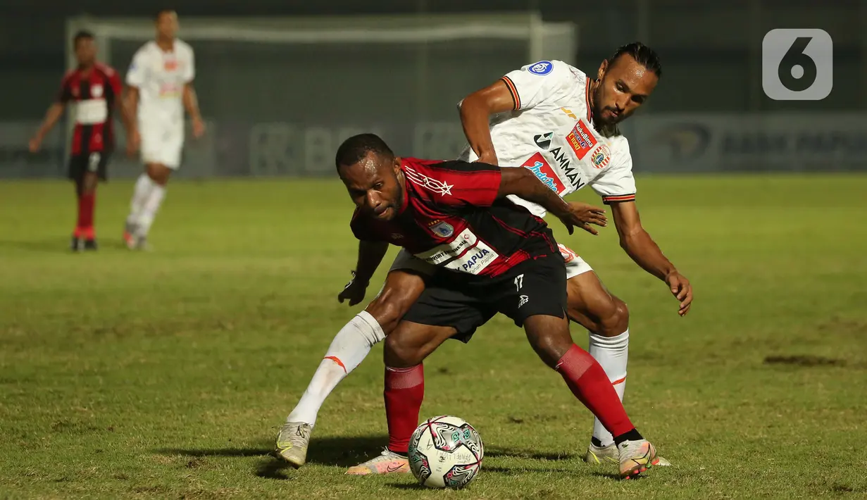 Pemain Persipura Jayapura, Yohanes Ferinando Pahabol (depan) berebut bola dengan pemain Persija Jakarta, Rohit Chand  dalam pertandingan BRI Liga 1 2021/2022 di Stadion Indomilk Arena, Kabupaten Tangerang, Minggu (19/9/2021). Persija Jakarta harus puas bermain tanpa gol. (Bola.com/Ikhwan Yanuar)