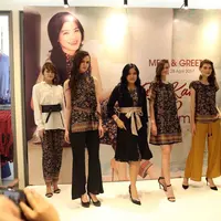 Titi Kamal bersama para model memakai koleksi summer 2017. (foto: Nurwahyunan/Bintang.com)