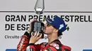 Pembalap Ducati Lenovo, Francesco Bagnaia merayakan kemenangan balapan MotoGP Grand Prix Spanyol di sirkuit Jerez di Jerez de la Frontera pada 28 April 2024. (JAVIER SORIANO/AFP)