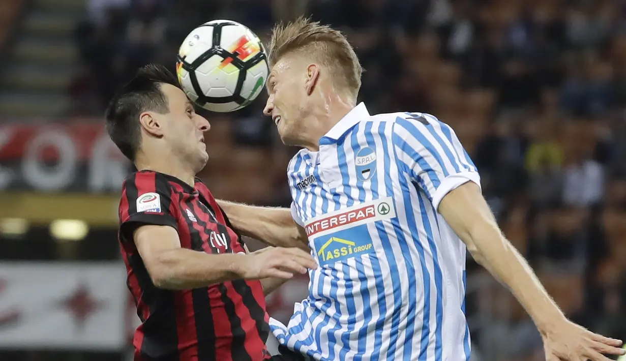 Striker AC Milan, Nikola Kalinic, duel udara dengan bek SPAL, Bartosz Salamon, pada laga Serie A Italia di Stadion San Siro, Rabu (20/9/2017). AC Milan menang 2-0 atas SPAL. (AP/Antonio Calanni)