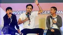 Pemain film The Guys, Indra Jegel (kiri), Marthino Lio dan Raditya Dika memeriahkan Emtek Goes To Campus (EGTC) 2017 di Auditorium Universitas Negeri Semarang, Rabu (5/4). Seperti tahun lalu, 2017 ini EGTC digelar di 5 kota. (Liputan6.com/Yoppy Renato)
