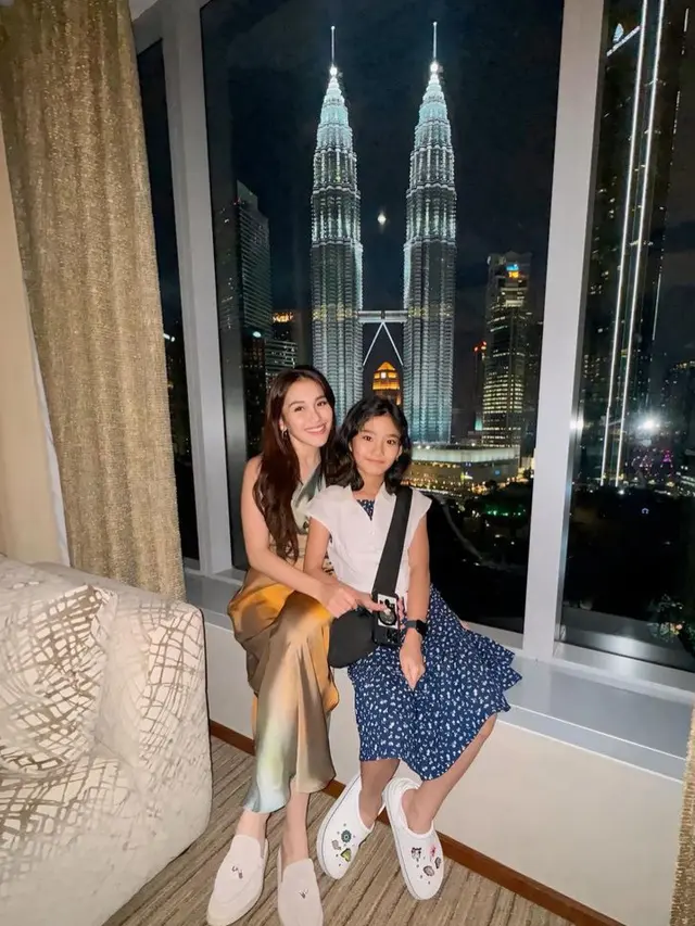Ayu Ting Ting saat liburan ke luar negeri bersama putrinya